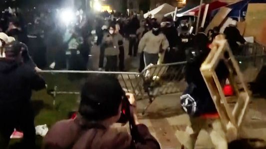 Protestas propalestinas en EE.UU.: ahora desalojan estudiantes de la UCLA en California
