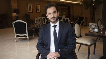 Tras la eliminación de las cuotas para viajes al exterior, el vicepresidente del Banco Nación protagonizó un fuerte cruce en las redes sociales