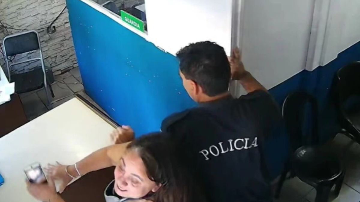 Mar del Plata: un policía insultó y agredió a una mujer que intentaba radicar una denuncia en una comisaría.