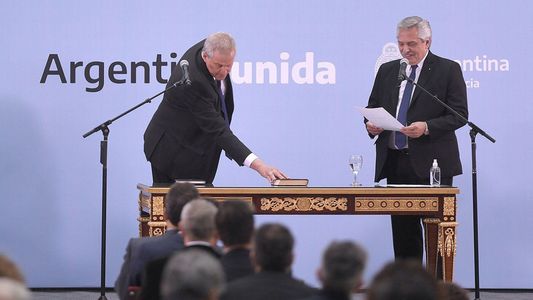 El ministro Jaime Perczyk pidió disculpas por haber corrido la Biblia