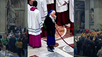La monja de 81 años, que rompió el protocolo para llorar muy cerca del cuerpo del papa Francisco. (foto: A24.com) La monja de 81 años, que rompió el protocolo para llorar muy cerca del cuerpo del papa Francisco. (foto: A24.com)