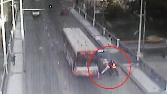 Un colectivo embistió a un puesto policial y dejó a dos oficiales al borde de la muerte: En segundos sentimos el impacto