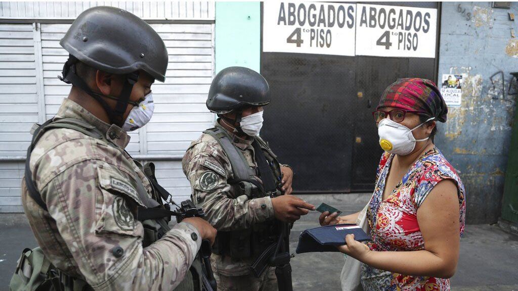 Insólito: Perú prohibe que hombres y mujeres salgan juntos a la calle e implanta días por género
