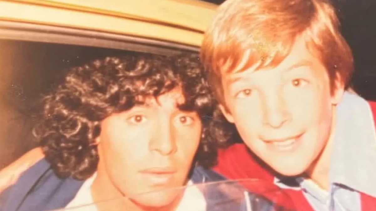 Buscan al chico que se sacó una foto con Maradona en 1981.