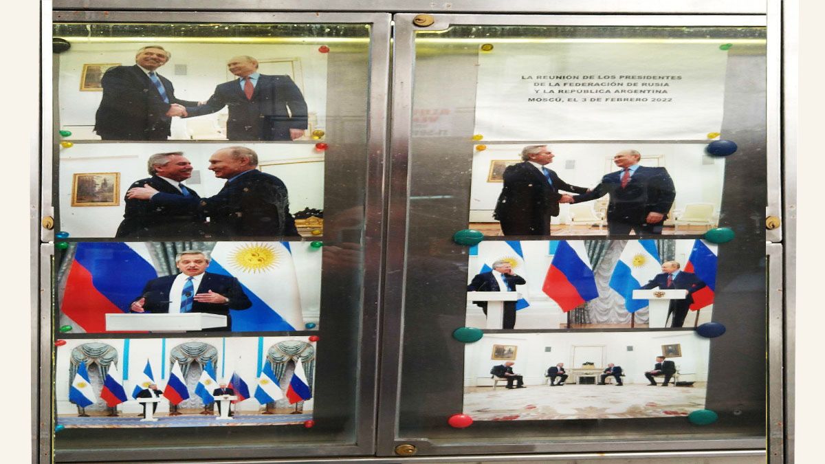 En las paredes de la embajada rusa en Buenos Aires, se sigue destacando la visita de Alberto Fernández a Moscú para encontrarse con Vladimir Putin (Foto: Archivo)  