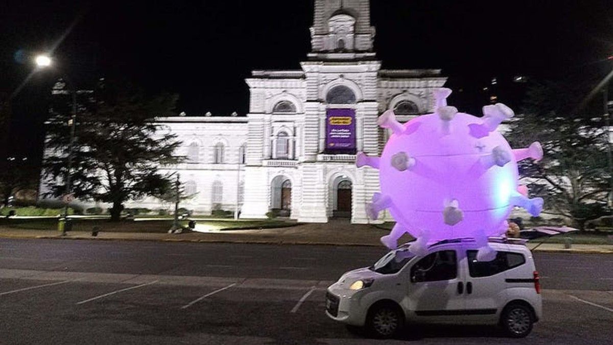 El coronamóvil: una escultura gigante del virus se pasea por las calles de La Plata