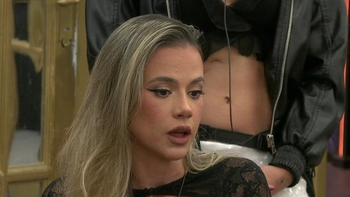 El gesto de desconcierto de Cinzia tras ser duramente sancionada por Gran Hermano: Me deja... El gesto de desconcierto de Cinzia tras ser duramente sancionada por Gran Hermano: Me deja...