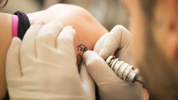 Descubrió que su novia la engañaba y decidió tatuarse un retrato de su ex... en un lugar increíble!