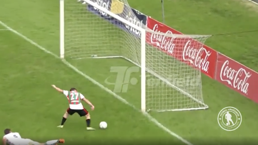 Tomás Conechny erró en Uruguay un gol tan insólito que se hizo viral en el mundo