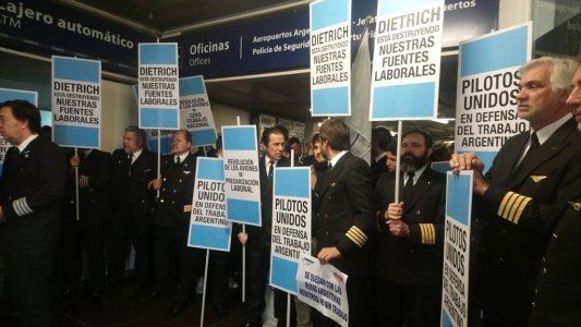 Movilización y carteles: los pilotos protestaron en Aeroparque y no descartaron volver a los mensajes en los vuelos