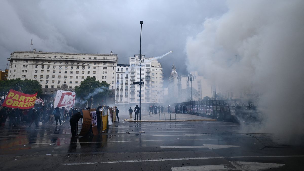 La Marcha Federal Universitaria tuvo enfrentamientos entre las fuerzas policiales y los manifestantes. (Foto: Reuters).