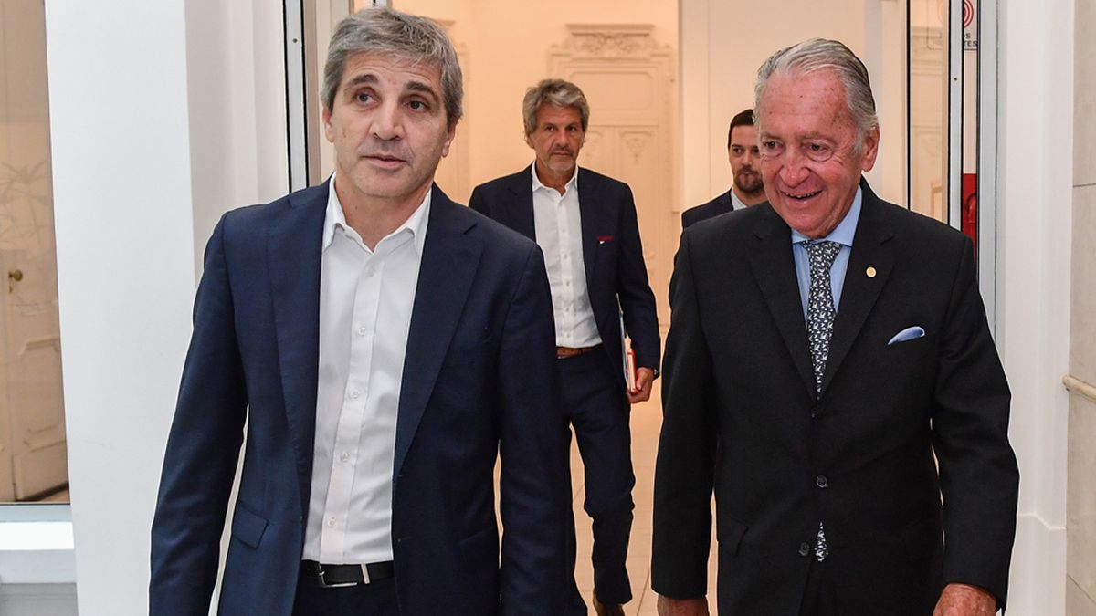 Luis Caputo con los industriales: “Es fundamental que la industria pueda crecer y progresar, pero primero se necesita un cambio macroeconómico”, dijo el ministro. (Foto UIA)