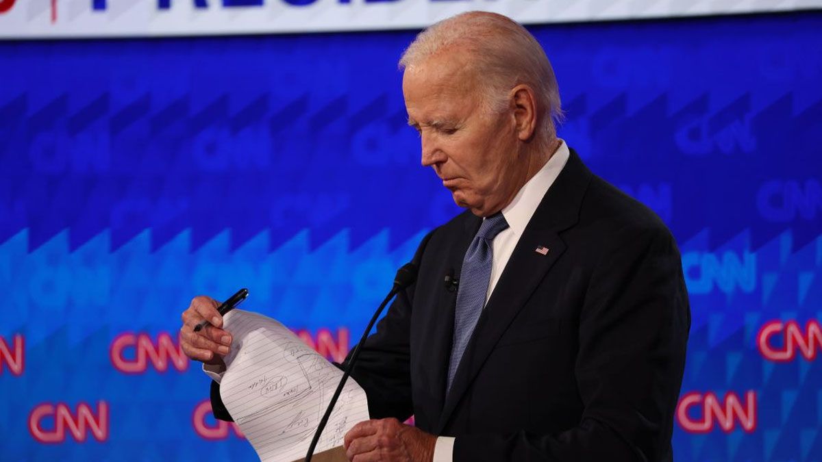 Joe Biden perdido entre sus papeles en el debate con Donald Trump. Fue su peor momento - desde el punto de vista intelectual - y luego de ese papelón, renunció a seguir peleando por una reelección. (Foto: Gentileza CNN)