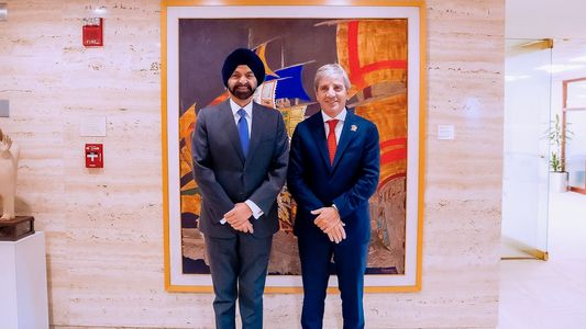 Caputo se reunió con el presidente del Banco Mundial que lo felicitó por las medidas tomadas