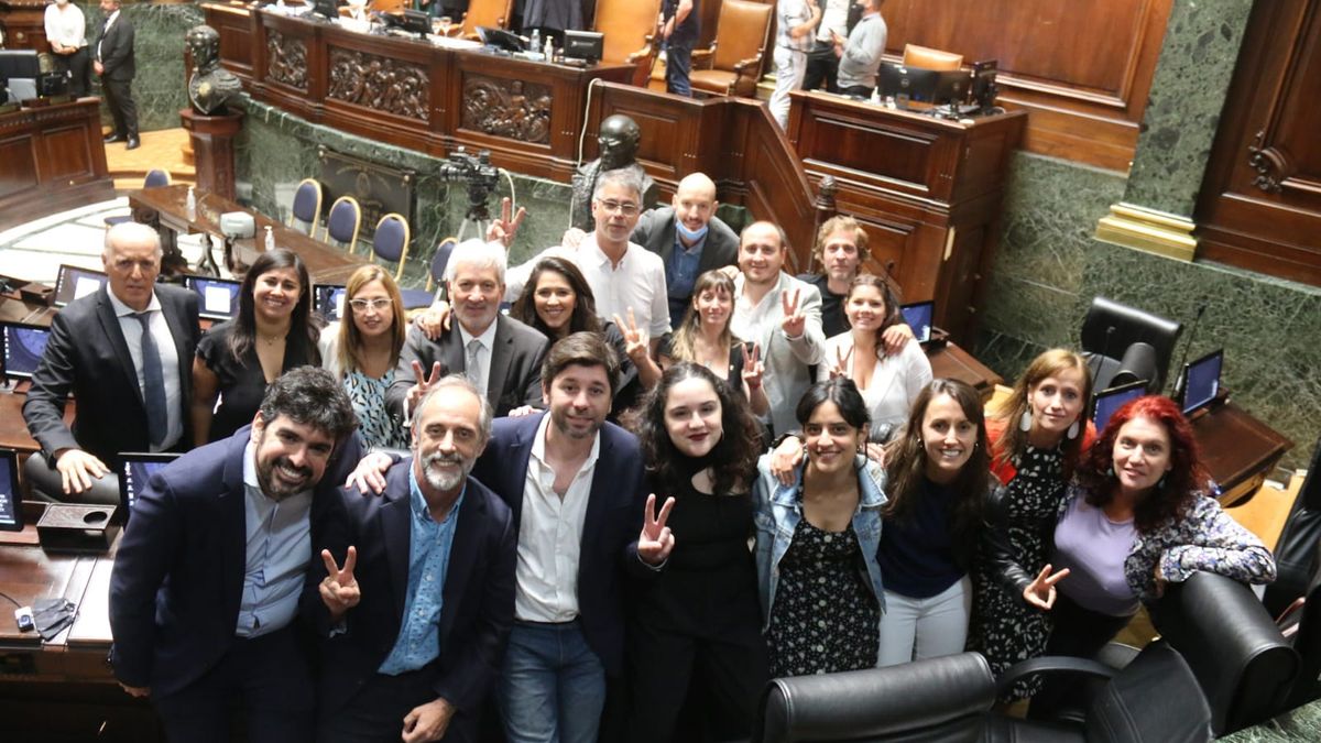 Los legisladores del Frente de Todos que proponen cambiar el nombre de Av. Rivadavia
