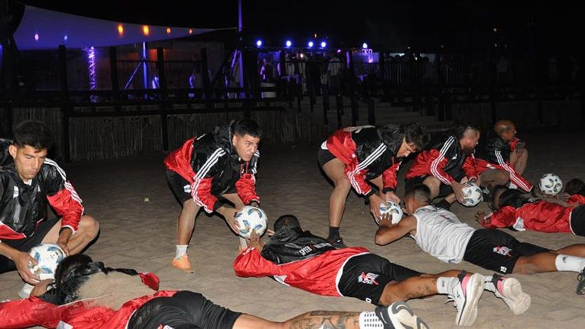 La insólita pretemporada de Riestra: entrenaron a las 4 de la madrugada al lado de ¡un boliche!