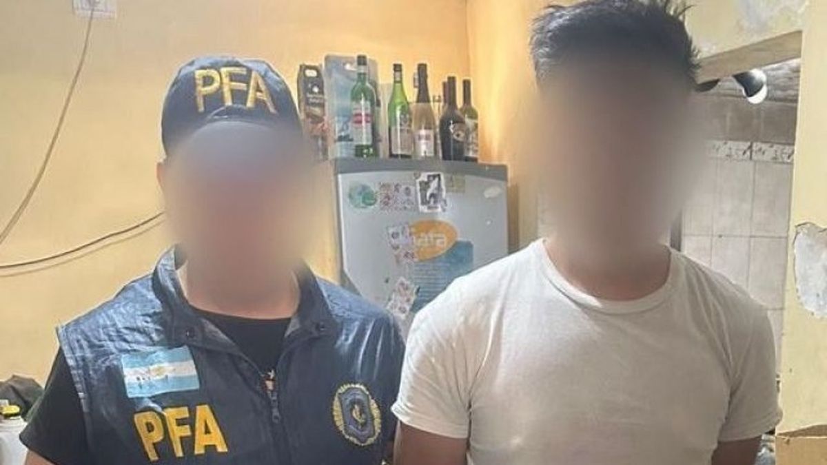 El momento de la detención del terapeuta pedófilo. (Foto: NA)