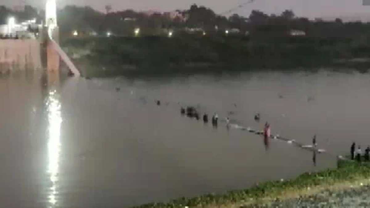 Operación rescate tras el derrumbe del puente colgante en la India