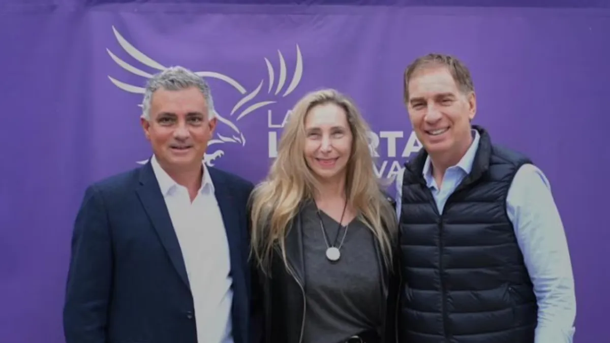 Karina Milei junto a Sebasti&aacute;n Pareja y Diego Santilli en el evento de dirigentes realizado en Suipacha, provincia de Buenos Aires.&nbsp;
