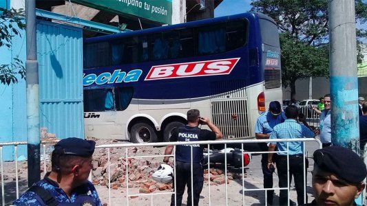 Insólito: el micro de Unión se atoró en la entrada del Estadio de Belgrano, tiró una pared e hirió a un policía