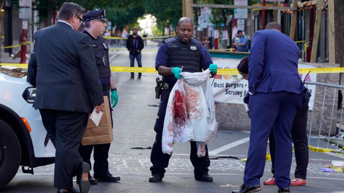 Al menos 5 muertos y 16 heridos tras tiroteo en Highland Park