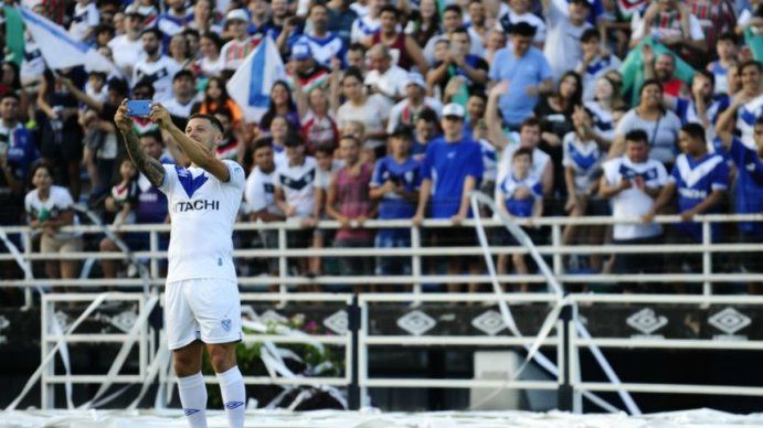 La hinchada de Vélez se acordó de Zárate: “El que no salta es un traidor”