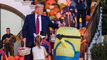 Trump se burla de un niño disfrazado de Minion en Halloween