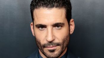 Miguel Ángel Silvestre sorprende en Netflix con la serie más popular de los últimos años