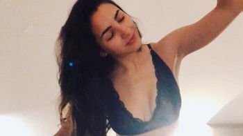 Thelma Fardin festejó su cumpleaños bailando en ropa interior