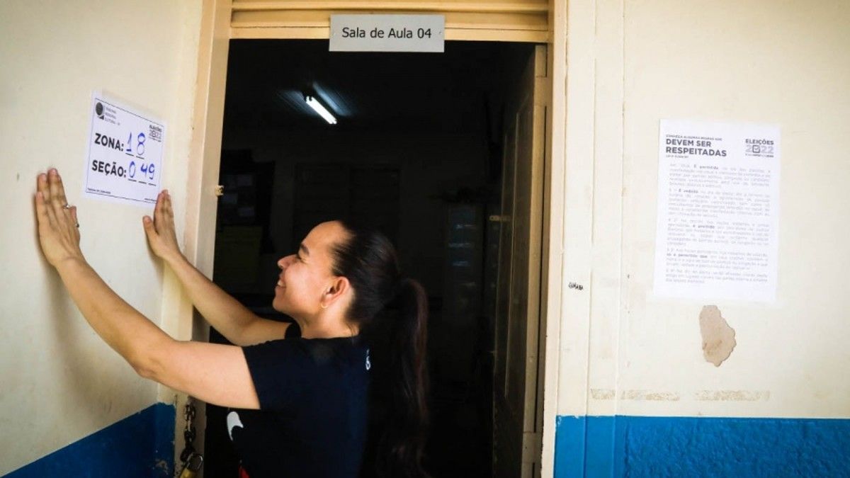 La justicia electoral prohibió ingresar a las cabinas de votación con teléfonos para evitar divulgación de fake news sobre posibles fraudes. (Foto: AFP)