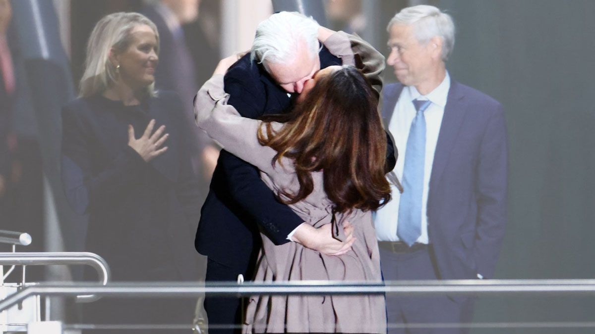 Apasionado beso con su mujer Stella, con quien se casó en 2022. (foto: Gentileza The Independent)