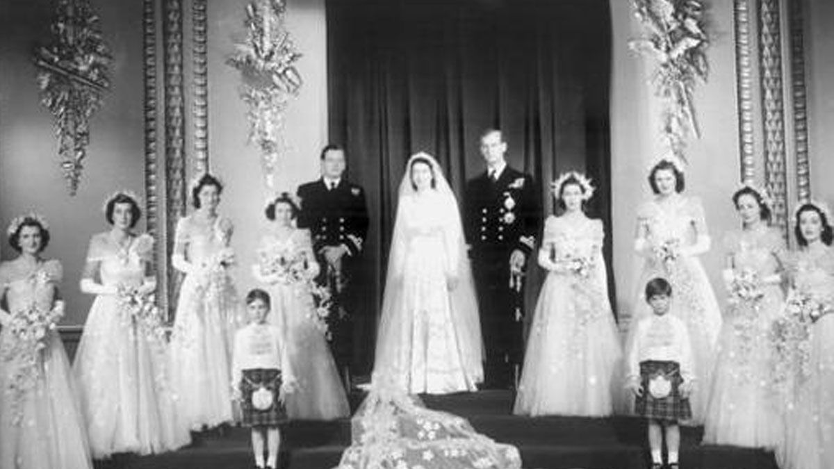 La reina Isabel II, madrina del bautismo de la segunda hija de su dama de compañía principal, en 1954. (Foto: Gentileza ABC)