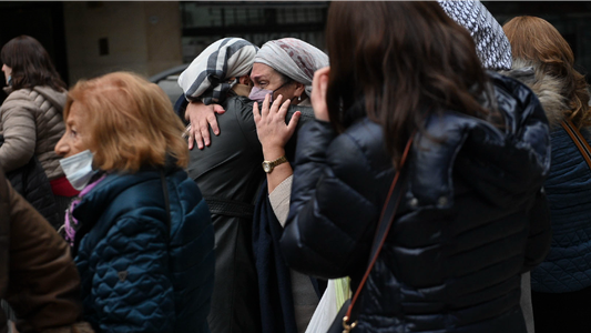 Con llanto y rezos, una multitud despidió a los cinco fallecidos en el incendio de Recoleta