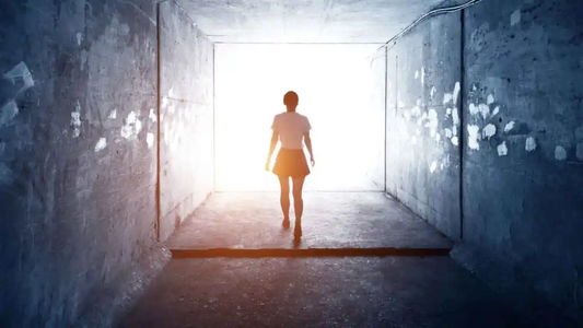 ¿Qué significa soñar con personas fallecidas y verlas con vida?