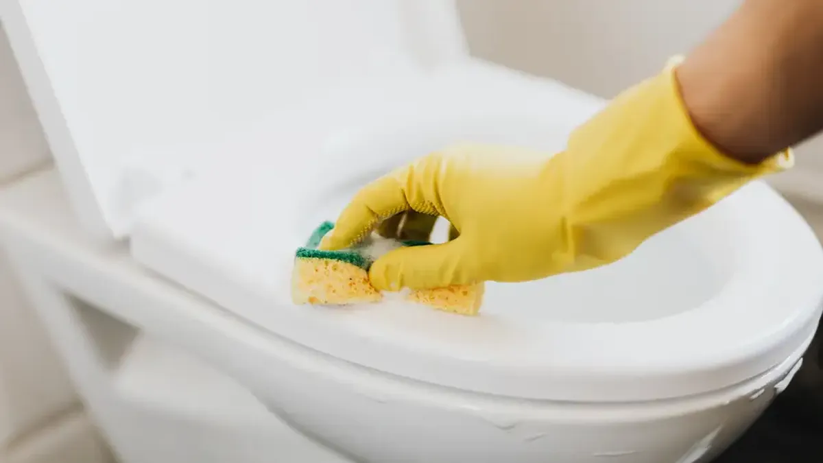 El olor a cloaca en el baño puede tener distintas causas y no siempre se soluciona con una limpieza profunda o un aromatizante.
