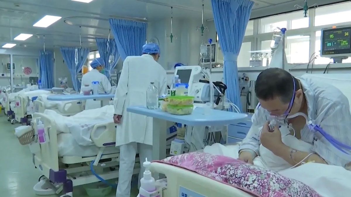Los centros de salud se est&aacute;n saturando por los nuevos casos de Covid en China (Foto: Gentileza ABC)