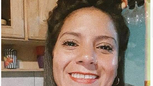 La mamá de la joven encontrada muerta en una comisaría dijo que su hija no tenía señales de ahorcamiento