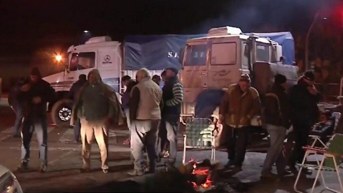 Tras el paro de la CGT, camioneros autoconvocados sorprendieron con un bloqueo en la zona de Aeroparque