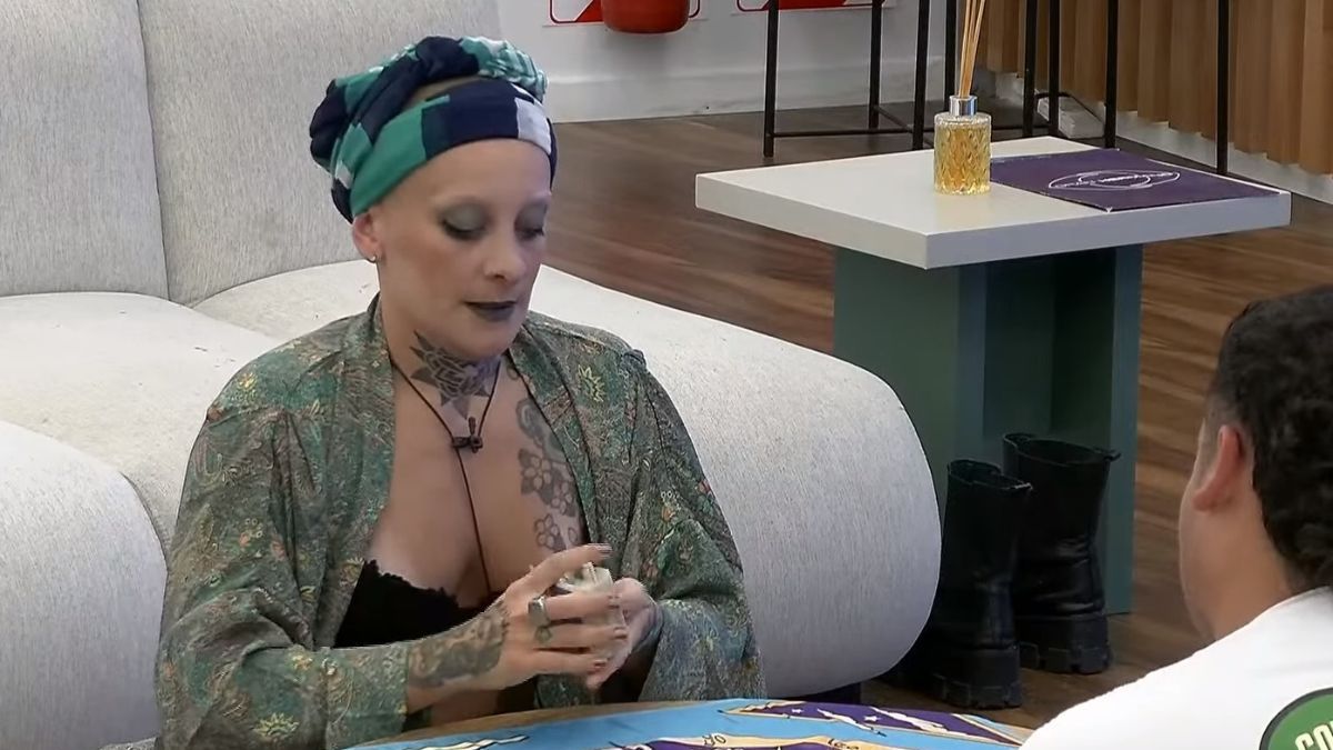 Furia tirando las cartas GH