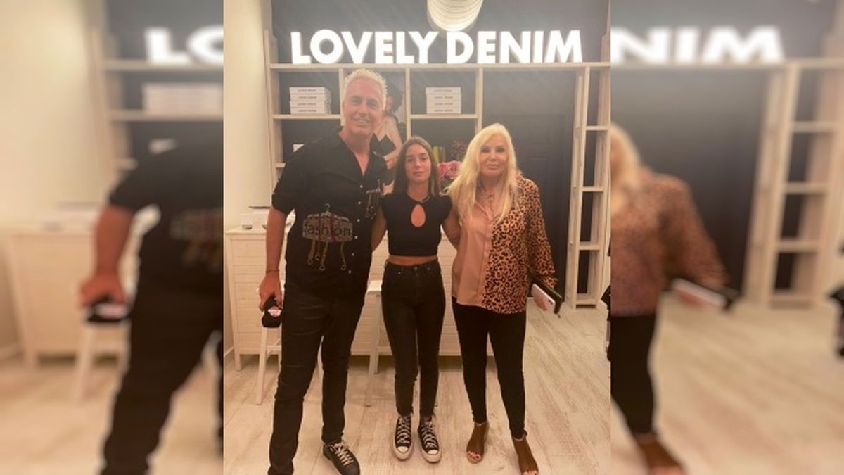 Susana Gim&eacute;nez y Marley junto a Luc&iacute;a Celasco en su local de ropa 'Lovely Denim'.&nbsp;