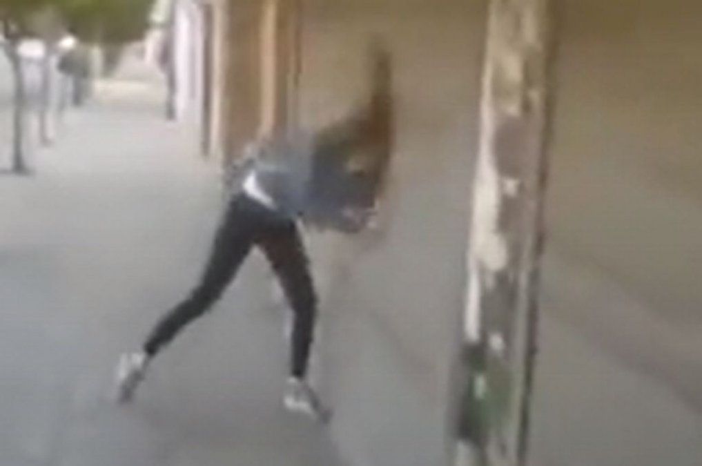 Video: se hizo viral la imagen de la chica que golpeó su cabeza contra una persiana para acusar a su novio de violento (Foto: captura de video).