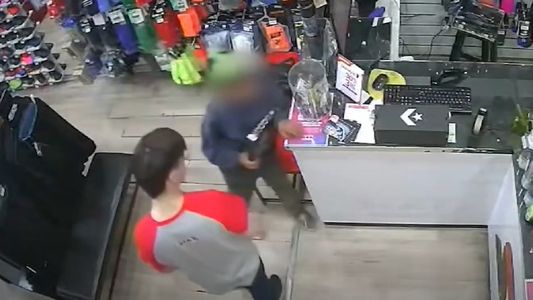 Tiene solo 11 años, acumula varias detenciones y volvió a caer al querer asaltar un local