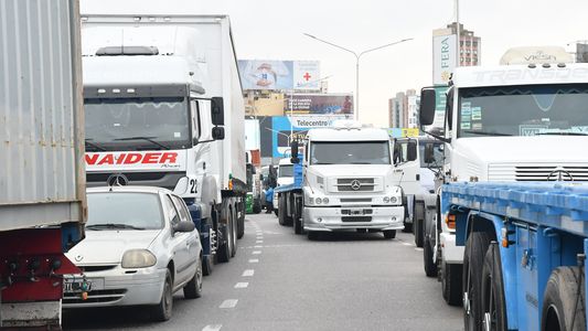 El camionazo por la escasez de gasoil avanza al Obelisco y provoca un caos de tránsito en el Puente Pueyrredón