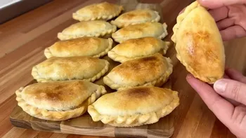 Empanadas de carne cortada a cuchillo, una receta clásica con masa casera y un relleno bien jugoso.