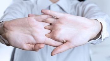 Mito o realidad: ¿sonarse los dedos provoca artritis?