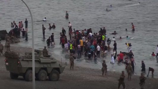 España moviliza tropas en Ceuta por el ingreso irregular de 6.000 marroquíes