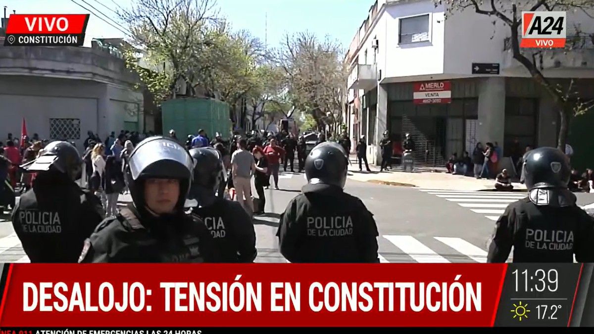 La incertidumbre se apodera de unas 70 familias que se resisten a un intento de desalojo en el barrio porteño de Constitución. (Foto: Captura TV) 