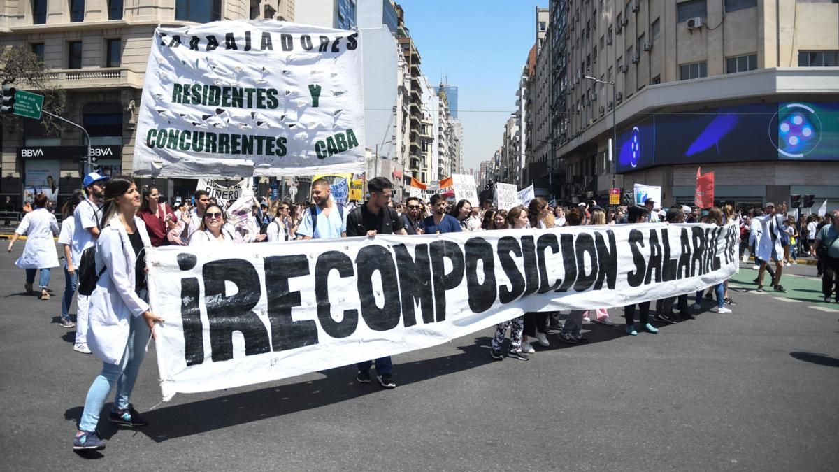 Los residentes movilizaron desde el Obelisco a la sede del Ministerio de Salud (Foto: Télam).