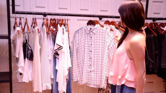 Las ventas minoristas cayeron en los locales un 13,32%  pero crecieron las online un 8,1%