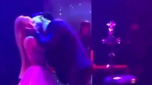 Video: Ulises Bueno a los besos con su nueva novia en el escenario
